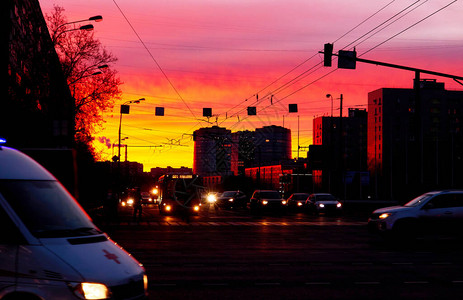 莫斯科的汽车和公交车在冬季黄昏图片