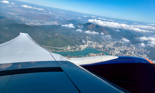 飞机行窗外的蓝天白云背景图片