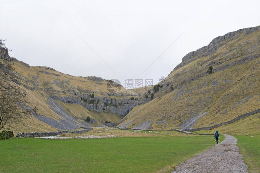 马勒姆是远足和享受清新空气以及壮丽景色和远景的绝佳去处JanetsFossGordaleScarMalhamTarn和Malha图片