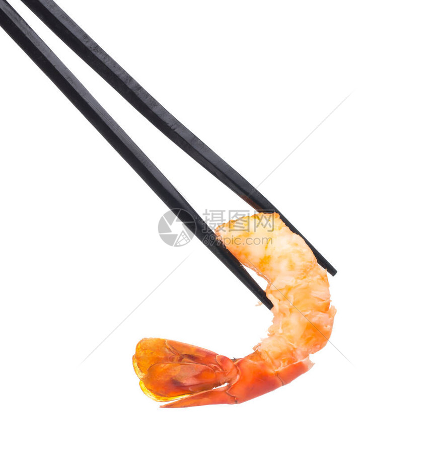 筷子夹着一只孤立在白色背景上的虾图片