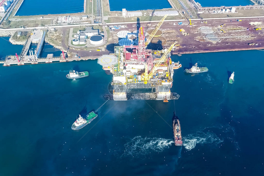 港口的钻井平台石油平台的牵引图片