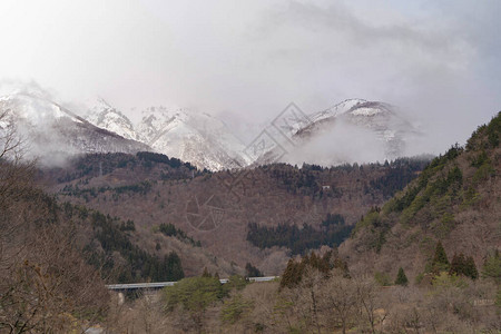 日本长野市雪山的空中景象与晨雾或云雾相伴图片