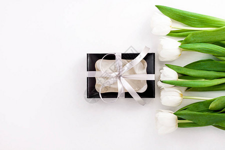 Spring网站标题模板白色郁金香黑色礼盒图片