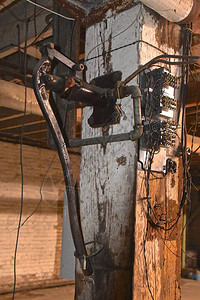 旧的仓库地下室装有管道和电子设图片