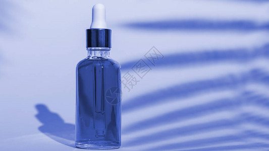有色时尚化妆品瓶经典蓝色图片
