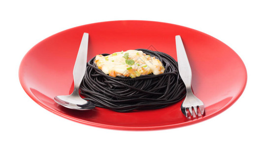 红色板块上的SpaghettiCarbonara的意大利面片图片