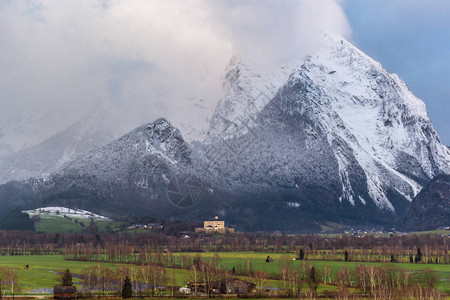 冬季风雪覆盖了奥地利斯蒂尔马克恩斯塔尔的格林明山和特雷图片