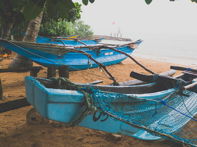 斯里兰卡热带岛屿大雨期间渔船的图片