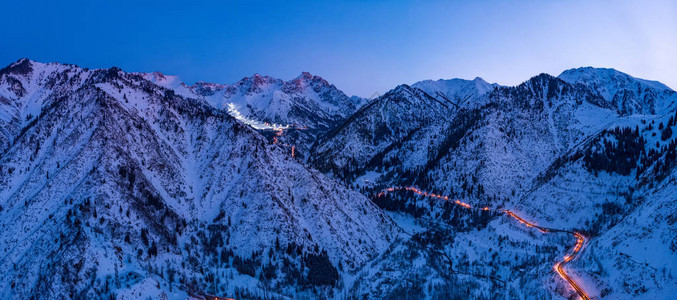 通向Chimbulak滑雪度假胜地的山丘全图片