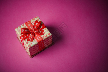 有红丝带的礼物盒粉红色纸面背景圣诞礼图片
