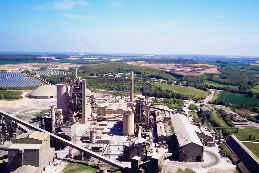 大型水泥厂在工厂中生产工业规模的水泥图片