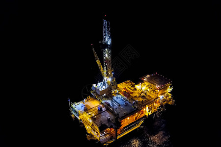 在港口的钻井平台夜间采油平台自带灯光图片