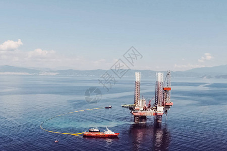 港口的钻井平台石油平台的牵引背景图片