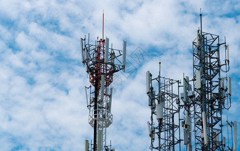 电信塔有蓝天和白云背景蓝天上的天线无线电和卫星杆通信技术电信业移动或电信背景图片