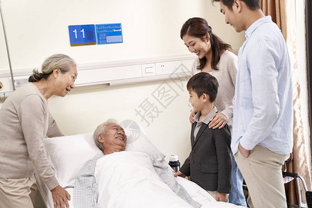 有孩子到医院看望祖父母图片
