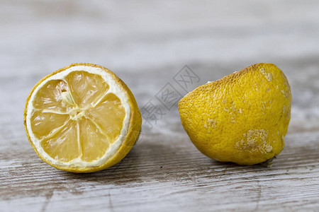 木制背景下过期的柠檬酸水果图片