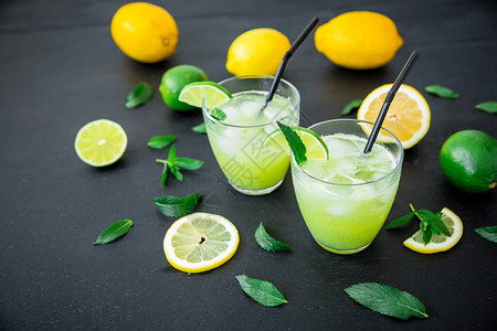 用杯子中的柠檬和柠檬来补充柑橘汁深图片