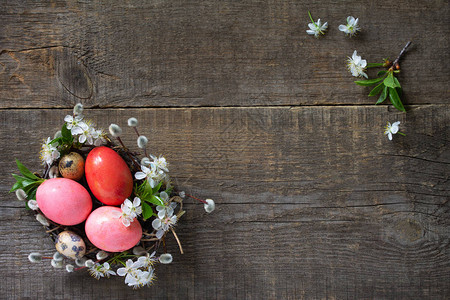 复活节背景与粉红色手工复活节彩蛋和春天的花朵顶视图平躺背图片