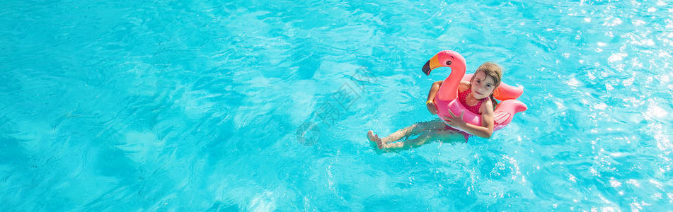 儿童在游泳池游泳和潜水有选择图片