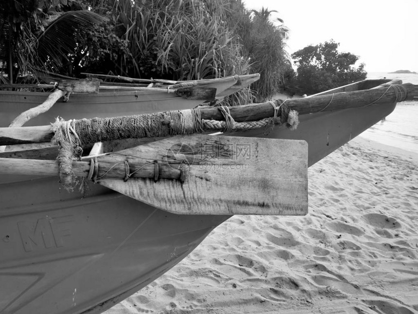 斯里兰卡传统渔船在海边的黑白特写照片图片