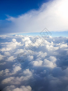 蓝天白云上飞翔的美丽照片图片
