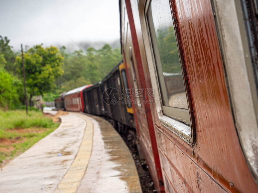 照片来自窗外的雨天旧火车在铁路图片