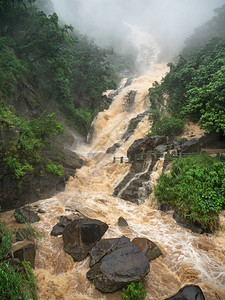 大雨期间从山坡上流下的洪水泛滥河流的美丽照片图片