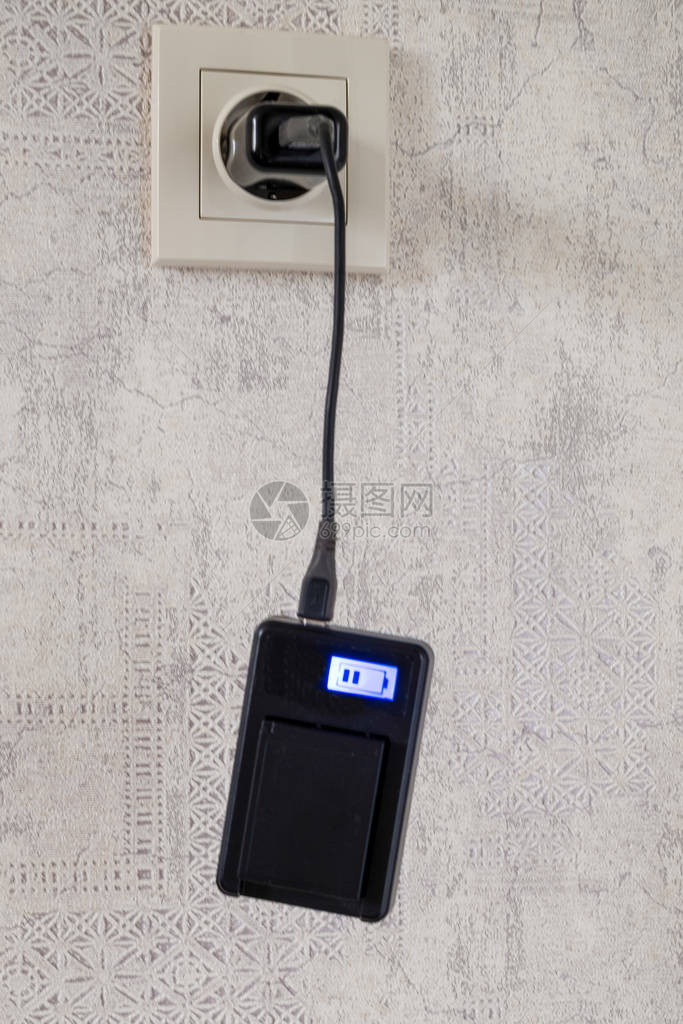 电池充电器包含在家用电源插座中图片
