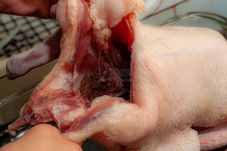 生鸭胴体用香料揉搓烹饪过程图片