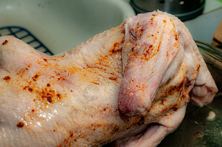 生鸭胴体用香料揉搓烹饪过程图片