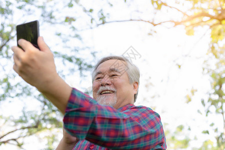 亚洲老人老人或老人在老人出国旅行时与家人或老太聊天图片