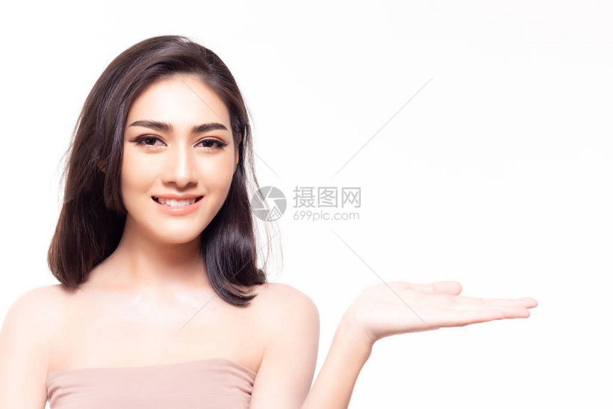 美丽的年轻亚洲女展示手头或美容水疗产品牌满意的商品图片