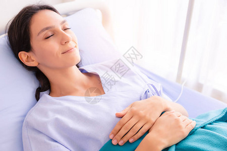 病人睡在病房的病床上图片