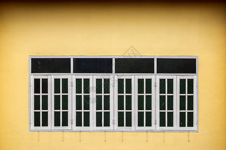 窗户上的木制百叶窗形状各异泰国普吉老城色彩缤纷的建图片
