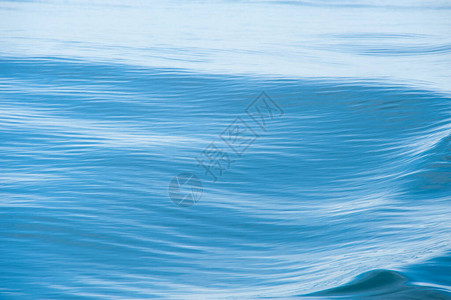 蓝色开阔的海浪图片