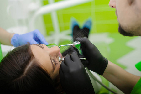 牙医正在治疗牙齿给牙科图片
