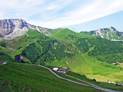 维诺斯塔尔位于马尔本塔尔高山谷和列支敦士登阿尔卑斯山脉的奥斯滕贝格西尔伯霍恩和诺斯皮茨山峰背景