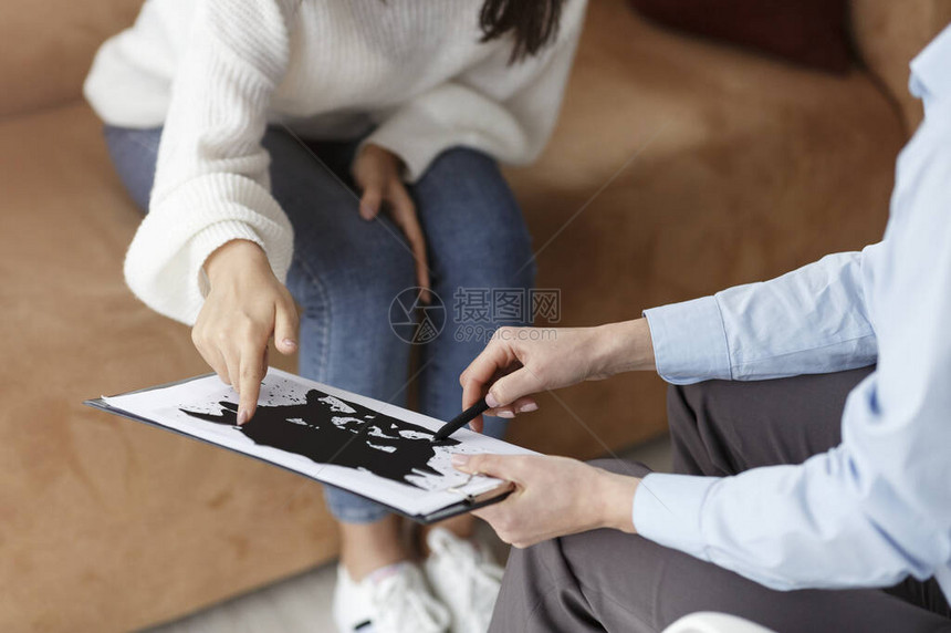 心理治疗专业心理学专家检查在办公室任职期间显示墨水相片的病人妇女图片