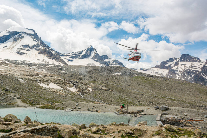救援直升机在山湖附近起飞图片