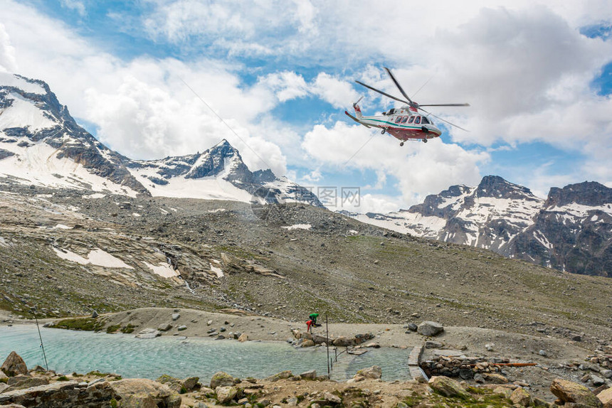 救援直升机在山湖附近起飞图片