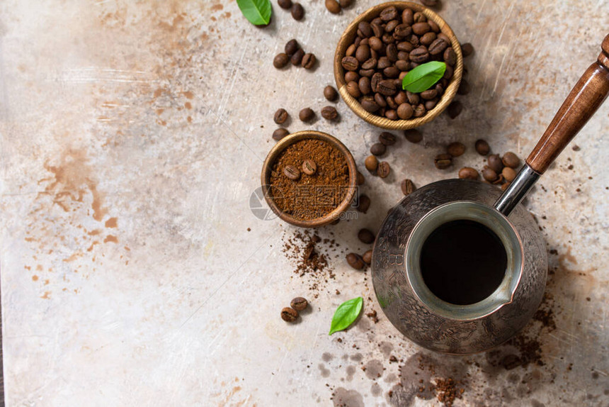 早间咖啡概念土耳其咖啡和石头或石板台面上的咖啡豆顶视图平躺背图片