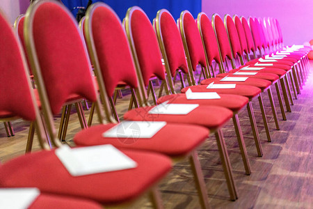 会议室空会议或活动室的红色椅子排成一图片