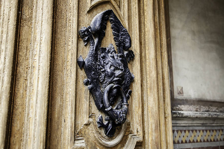中世纪木制门装饰和保护细图片