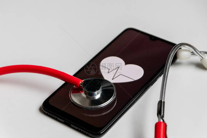 听诊器和带有心脏符号和心跳的黑色智能手机图片