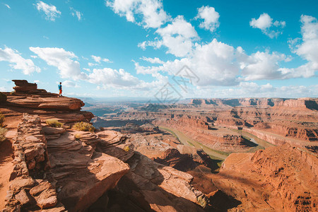 纳摩大峡谷在美国犹他州风景秀丽的死马角州立公园背景