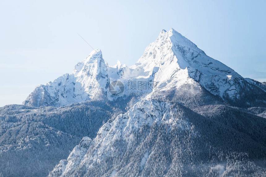 德国巴伐利亚Bavaria冬季寒冷阳光明媚的天气中著名的Watzmann山图片