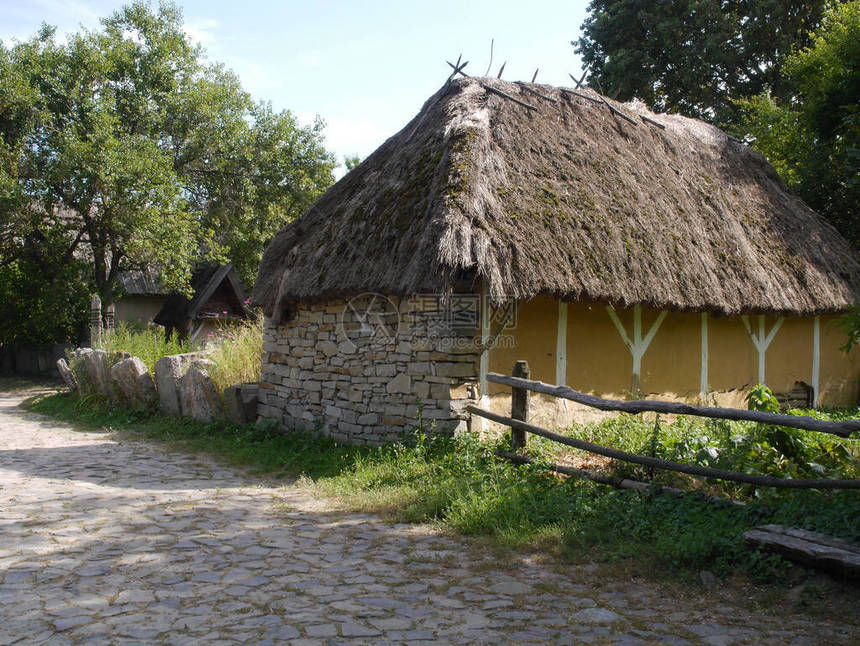古老的乌克兰传统村舍吉普赛农村建筑夏季户外景观历史遗产Piro图片