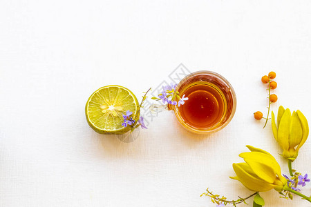 天然草本面膜蜂蜜柠檬皮肤保健与黄花依兰排列平图片