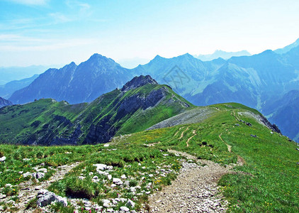 阿尔卑斯山峰斯皮茨在马尔本塔尔高山谷和列支敦士登阿尔卑斯山脉图片