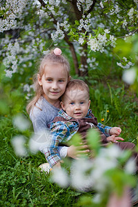 樱花园里的男孩和女孩图片